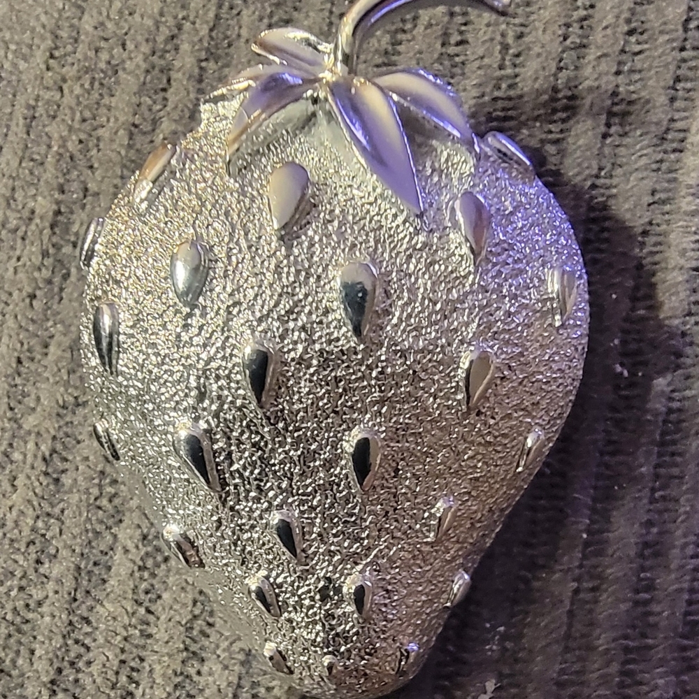 Vintage Signed Sarah Coventry Textured Silvertone Brooch Pin